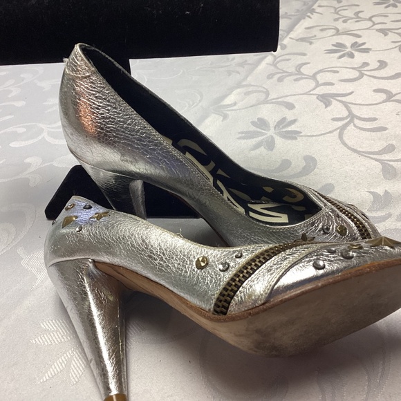 Marc Jacobs  SILVER. Peep Toe Heels size 5 STUDDED.  TOO  SZ 5 - Picture 9 of 13